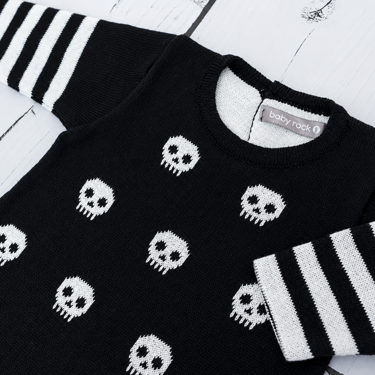 Macacão Preto de Tricot com Estampa de Caveirinhas